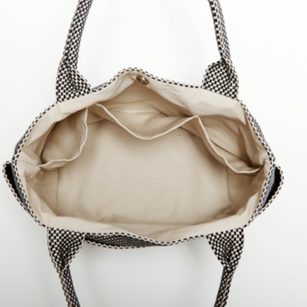 黑白格紋三河木綿刺子織手提托特包M，內部有三個隔層，配有磁扣。