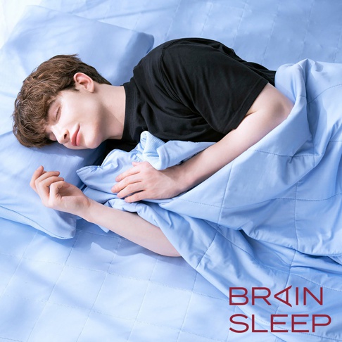 一名男子睡在淺藍色的床鋪上，蓋著一床淺藍色的涼感被，被子上有菱格車縫線。