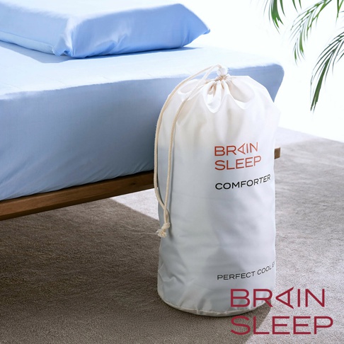 淺藍色床鋪搭配一個裝有「BRAIN SLEEP COMFORTER」字樣的白色收納袋，袋口繫有繩子，袋身下方印有「PERFECT COOL」及品牌標誌。