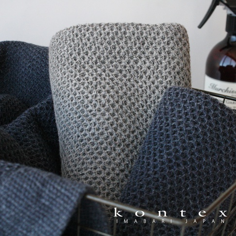 VINTAGE鬆餅紋棉麻混紡大浴巾，灰色與深藍色，展現細緻編織紋理，質地輕柔。