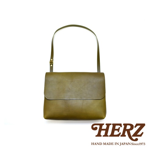 橄欖綠職人手作皮革經典郵差包，簡約方形包身，翻蓋設計，附可調式長背帶，材質為皮革。