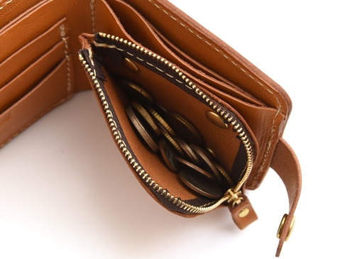 職人手作皮革Titi wallet，展示棕色皮革短夾，內含可拆式零錢袋，拉鍊與釦環皆為黃銅色，部分零錢置於袋內。