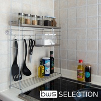 不鏽鋼三層收納架，附有三支S型掛勾，架上擺放著各種調味料罐、油瓶、鍋鏟、湯勺與剪刀，整體呈銀色，簡潔實用。