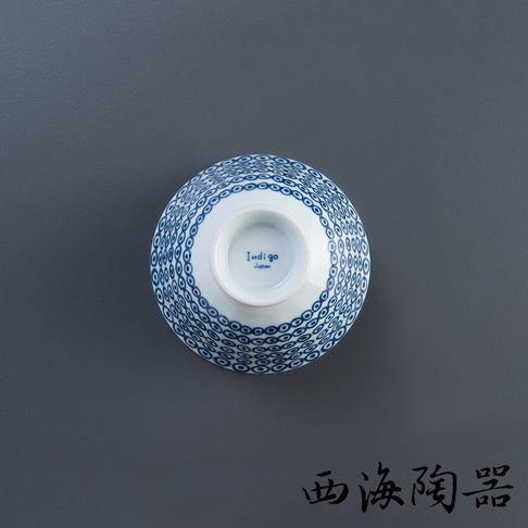 白色瓷碗，外側佈滿藍色圓形連續紋飾，碗底中央印有藍色「Indigo Japan」字樣。