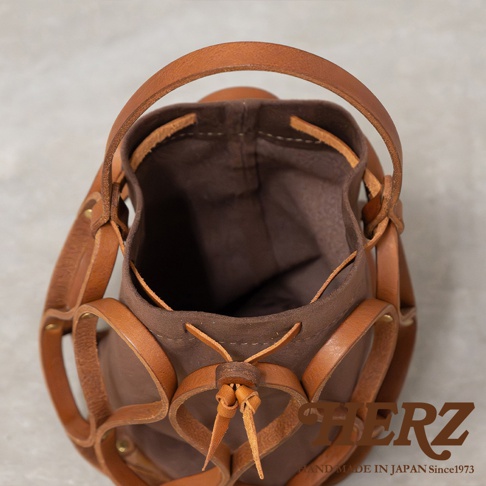 HERZ 品牌日本手工皮革編織水桶包，細節處展現職人匠心。