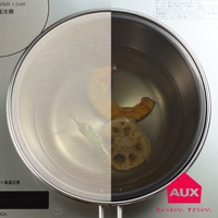 leye 24公分圓形不鏽鋼防噴網，網孔細密，邊緣有金屬框，用於覆蓋鍋具，防止烹調時噴濺。