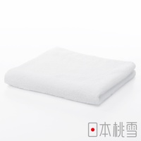 今治飯店毛巾，白色，純棉材質，柔軟蓬鬆，質感細膩，對折放置於白色背景上。