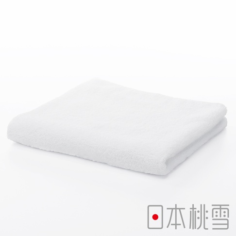 今治飯店毛巾，白色，純棉材質，柔軟蓬鬆，質感細膩，對折放置於白色背景上。