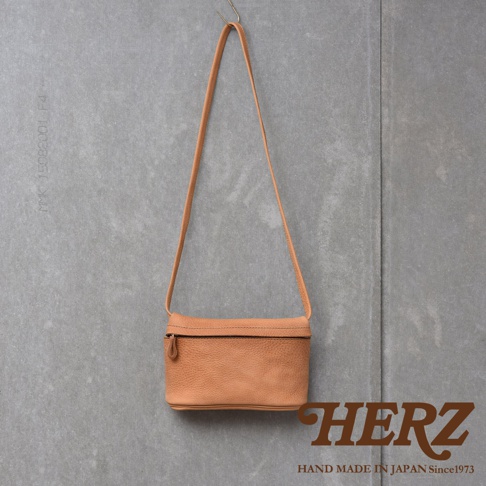 HERZ 職人手作皮革Organ貼身斜背包 M-8 淺棕色，附有拉鍊開口和同色系皮革肩帶，整體為簡約設計。