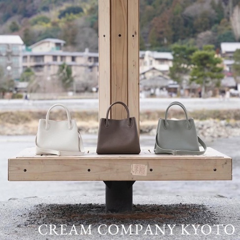 三款京都職人手作兩用手提托特包，分別為米白色、咖啡色及灰綠色，皆為皮革材質，造型簡約，帶有提把與可拆卸斜背帶。