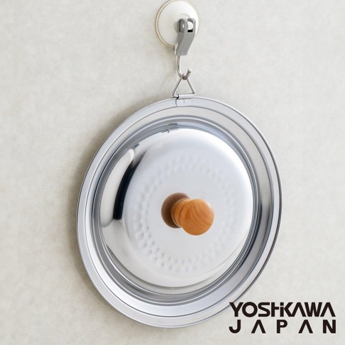 圓形不鏽鋼鍋蓋，中央有木質圓形把手，表面帶有細緻的紋路，鍋蓋透過掛勾懸掛於牆壁上。