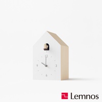 白色屋頂造型布穀鳥報時鐘，側面為淺木色，時鐘盤面為白色，設有時針、分針及時標，頂部有一個小窗戶，露出布穀鳥的木質機關。