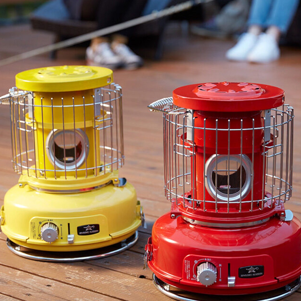 黃色和紅色卡式瓦斯暖爐，皆為金屬材質，配有銀色金屬防護網和可調節旋鈕，暖爐頂部有提把，整體造型圓潤。
