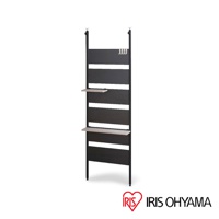 頂天立地木質收納架，深色木紋框架搭配淺色木紋層板，設有兩層層板及多條橫向簍空格。