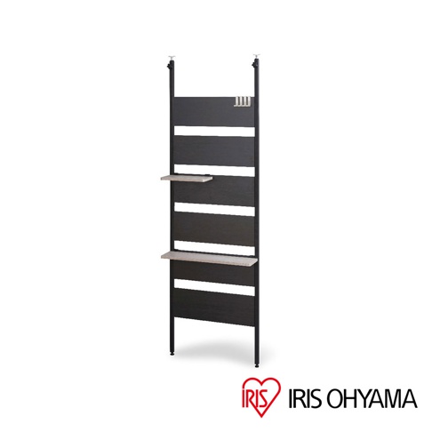 頂天立地木質收納架，深色木紋框架搭配淺色木紋層板，設有兩層層板及多條橫向簍空格。