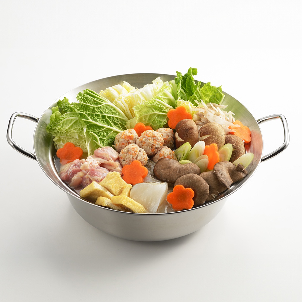 不鏽鋼鍋中盛有豐富的食材，包含大白菜、雞肉塊、魚丸、香菇、蘿蔔花和豆腐。