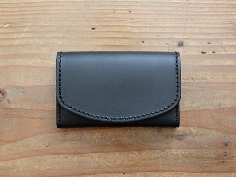 黑色職人手作皮革Organ商務用名片夾，採用光滑皮革製成，帶有精緻的縫線裝飾，整體設計簡潔大方。