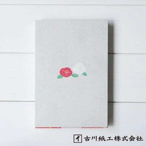 淺灰色和紙御朱印帳，封面中央印有兩朵山茶花圖案，一朵為紅色，另一朵為白色，旁邊配有綠色葉子。