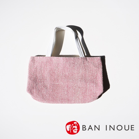BAN INOUE 品牌標誌搭配紅色裂織手提袋，白色提把，簡約背景