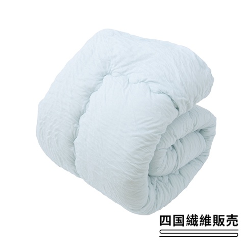 淺藍色舒芙蕾四季被，材質輕柔，表面帶有細緻紋理，被子蓬鬆飽滿，呈現摺疊狀態，適合全年使用。