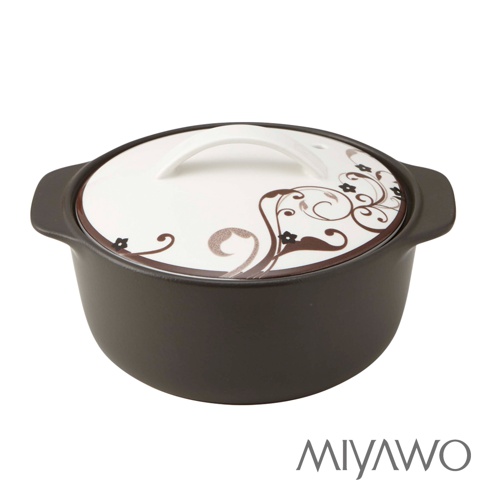 深棕色陶土湯鍋，配有白色鍋蓋，鍋蓋上有棕色捲曲花紋裝飾，鍋身兩側有提把。