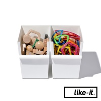 兩個白色可堆疊窄型整理收納盒，左邊收納盒內有木製玩具，包含木製車輛、木球及木塊；右邊收納盒內有彩色磁力建構片。