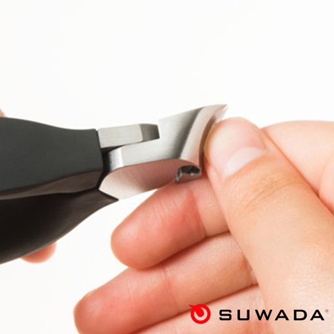 日本職人指甲剪，銀色金屬刀刃，黑色手柄，特寫展示指甲剪的細緻刀鋒，正準備修剪指甲。