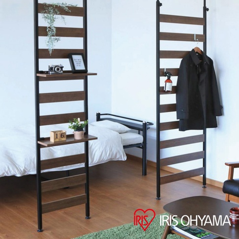 頂天立地收納掛架，黑色金屬框架搭配木紋層板，可掛置衣物、擺放裝飾品，營造簡約日式風格。