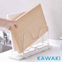 一個銀色金屬製的鍋蓋砧板架，架上放著一塊淺木色木質砧板和一塊白色塑膠砧板。