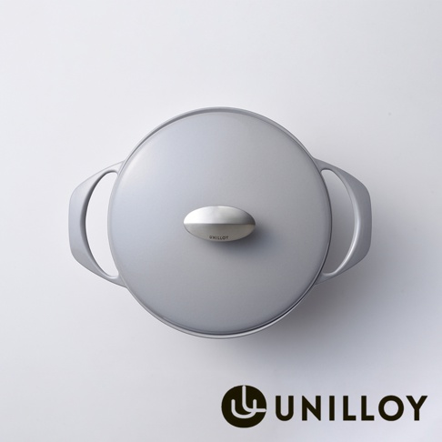 淺灰色琺瑯鑄鐵鍋，配有銀色橢圓形提手，鍋蓋中央有「UNILLOY」字樣。