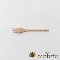 一支淺色楓木製成、有三叉的點心叉，叉柄末端有壓印的「taffeta」品牌名稱。