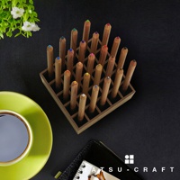 木質25格筆筒，內置多色鉛筆，鉛筆筆頭呈現綠、藍、粉、紅、黃、白等不同顏色。