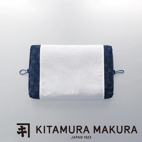 昭和懷舊可調式綁帶復古枕，採用藍色碎格紋布料與白色布料拼接，兩側有黑色細繩綁帶，軟管款設計。