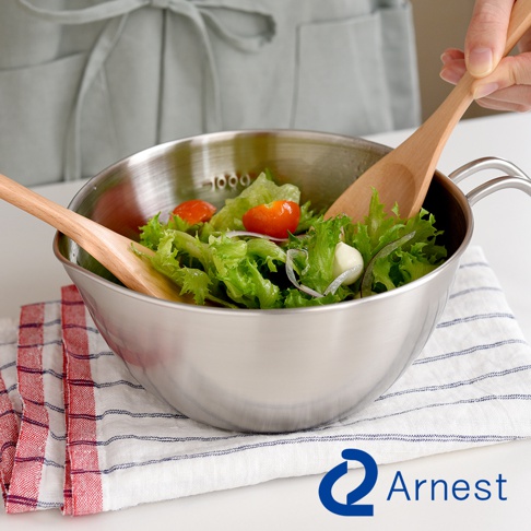 Arnest 不鏽鋼多用途單柄調理碗，內有新鮮沙拉，附有木製沙拉夾，碗內標示有刻度