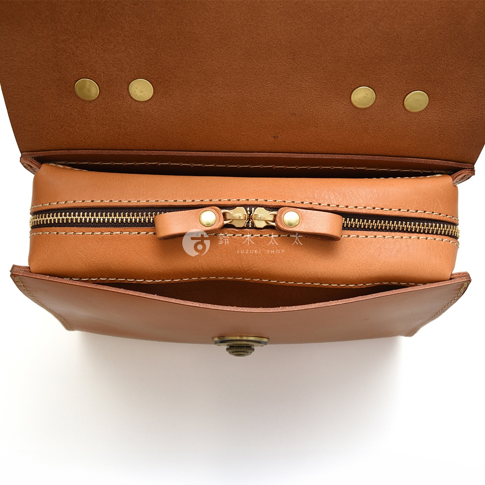 模式B： 日本HERZ職人手作皮革多功能收納單肩包，特寫棕色皮革拉鍊內袋，拉鍊頭與金屬扣帶有品牌標誌。