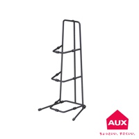 BOW 廚房工業風三層鍋具收納展示架，由黑色金屬線條構成，呈現立體框架結構，包含三個層架，底部有四個支撐腳。