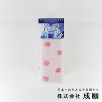 盒裝版 ECO de COOL 嫘縈沁透涼感圍巾，粉色布料上印有紅色圓點圖案，材質為嫘縈混紡，觸感涼爽。