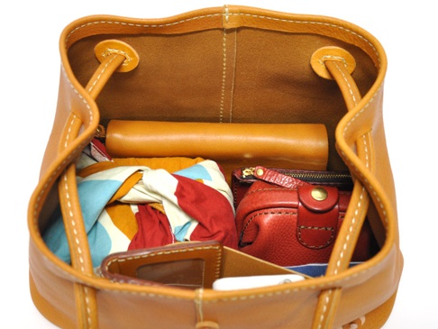 職人手作皮革可調式兩用托特包 (Q-14)，採用淺棕色皮革製作，包內可見一個長型皮夾、一個紅色皮製零錢包，以及一條色彩鮮豔的絲巾。包身縫線清晰，風格簡約。