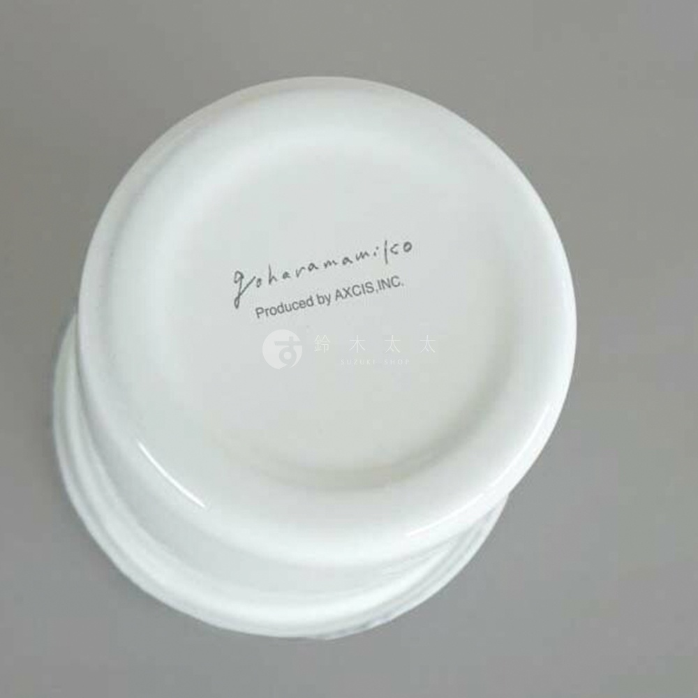 白色圓形琺瑯儲物罐底部，印有黑色手寫體品牌名稱「goharamamico」及「Produced by AXCIS, INC.」字樣，下方還有一個日文品牌標誌與「SUZUKI SHOP」字樣。