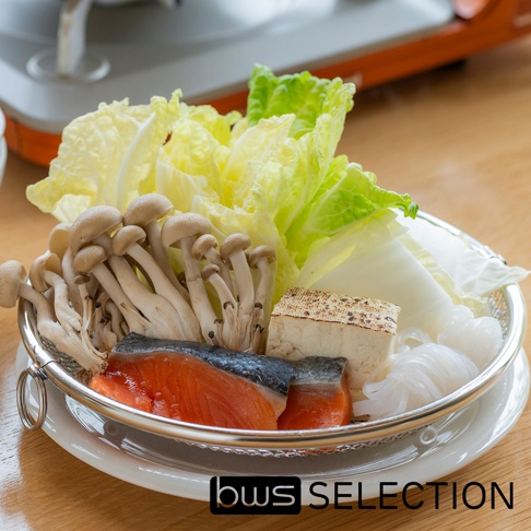 bws SELECTION 黑色標誌下方是盛裝鮭魚、菇類、大白菜和粉絲的圓形金屬瀝水盤