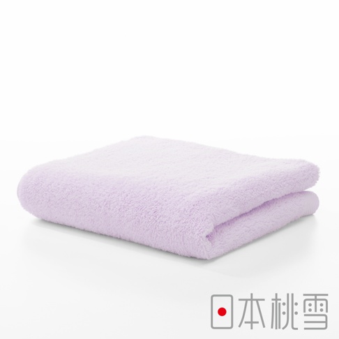 一條淺紫色、質地柔軟蓬鬆的今治超長棉毛巾，對折擺放在白色背景上，呈現出細緻的絨毛感。