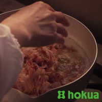 職人槌目雪平鍋，鍋內裝有正在烹煮的柴魚片，鍋身為銀色金屬材質，鍋緣有白色塗層。