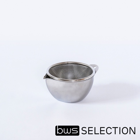 一個放置在純白背景上的 bws SELECTION 不鏽鋼料理備料濾網盆組，具備 11 公分的尺寸。主體為圓弧形金屬盆，上方搭配細密的圓形不鏽鋼濾網，側邊帶有導流口設計與一個小型吊掛孔，呈現簡約的金屬質感。