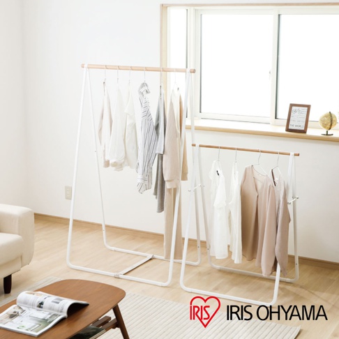 兩個白色金屬框架的天然木紋曬衣架，中間有寬版加高的設計，掛有不同顏色的衣物。