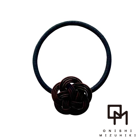 黑色髮圈搭配深棕色水引花結裝飾，呈現日式風格。