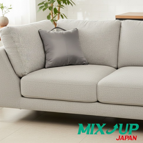 MIX UP JAPAN 品牌字樣和一個淺灰色的沙發，上面放著一個枕頭。