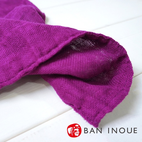 紫色三層蚊帳棉織迷你手拭巾，尺寸約 37x37 公分，質地輕薄透氣，織紋清晰可見。