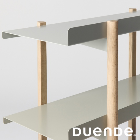 MARGE SHELF 3 三層置物收納架，採用淺灰色金屬層板與原木色木質支柱，層板邊緣有輕微弧度設計，簡約現代。