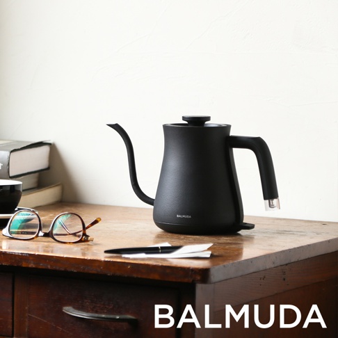 The Pot 絕美手沖壺，黑色，霧面質感，配備細長鵝頸壺嘴與人體工學手把，整體為簡約現代設計。