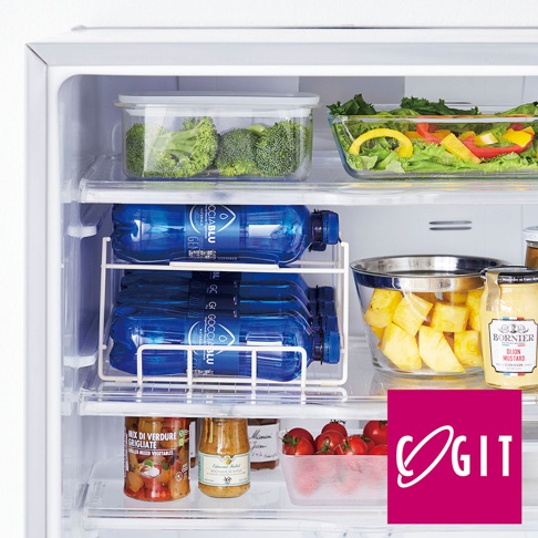 白色金屬材質的滾動式寶特瓶雙層收納架，置於冰箱內，架上整齊擺放著多瓶藍色標籤的寶特瓶，每層可容納兩瓶。